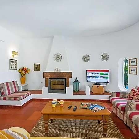 Sleeps 8 With Pool Air Con And Wifi ヴィラモウラ