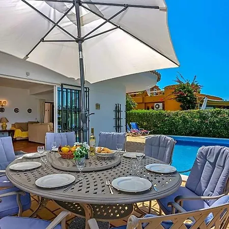 Sleeps 8 With Pool Air Con And Wifi ヴィラモウラ