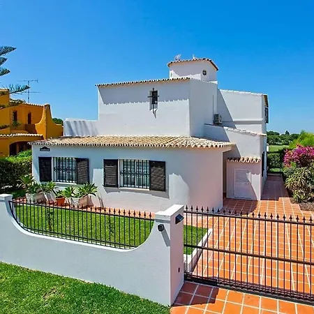 Sleeps 8 With Pool Air Con And Wifi *