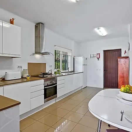 Sleeps 8 With Pool Air Con And Wifi Vila *