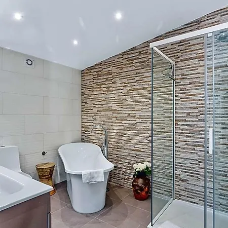 Vila Sleeps 8 With Pool Air Con And Wifi